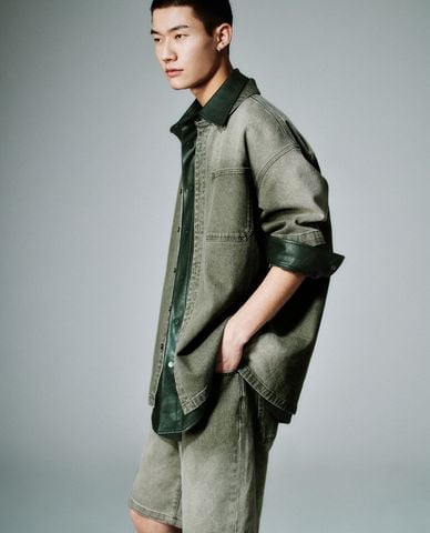  URBAN REVIVO - Áo sơ mi denim nam cổ bẻ tay ngắn Loose 