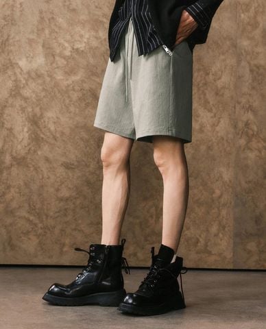  URBAN REVIVO - Quần short nam ống rộng lưng thun 