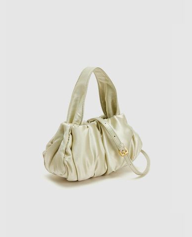  URBAN REVIVO - Túi đeo vai nữ phom chữ nhật xếp nếp 