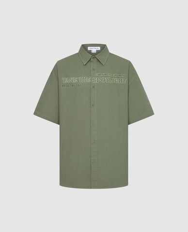  URBAN REVIVO - Áo sơ mi nam cổ bẻ tay ngắn in chữ 