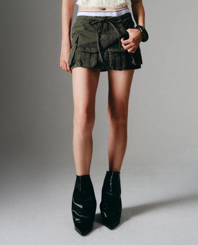  URBAN REVIVO - Chân váy chữ A mini phối túi hộp 