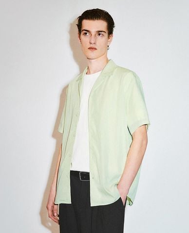  URBAN REVIVO - Áo sơ mi nam cổ bẻ tay ngắn năng động 