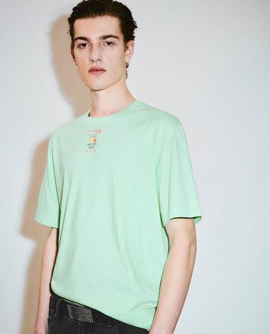  URBAN REVIVO - Áo thun nam cổ tròn tay ngắn phối họa tiết 