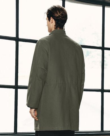  URBAN REVIVO - Áo khoác nam một hàng nút dáng dài Drawstring 