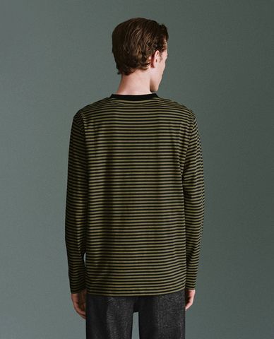  URBAN REVIVO - Áo thun nam cổ tròn tay dài hiện đại 