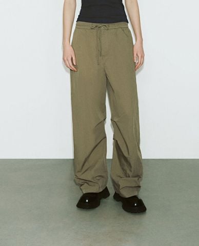  URBAN REVIVO - Quần nữ ống rộng lưng thun hiện đại 