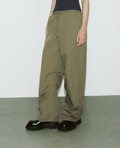  URBAN REVIVO - Quần nữ ống rộng lưng thun hiện đại 