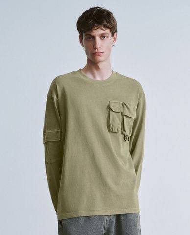  URBAN REVIVO - Áo thun nam cổ tròn tay dài phối túi Straight 