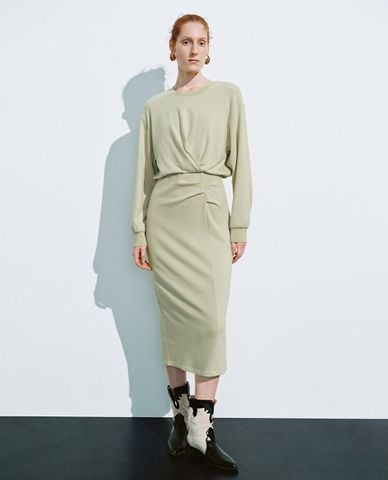  URBAN REVIVO - Đầm midi tay dài chiết eo 