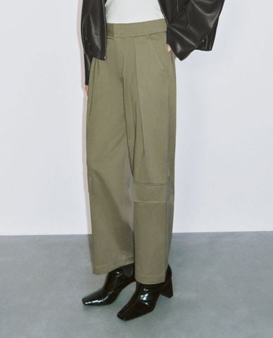  URBAN REVIVO - Quần nữ ống rộng xếp li Carrot 