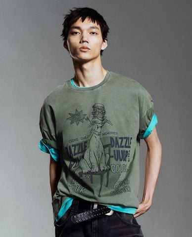  URBAN REVIVO - Áo thun nam cổ tròn in hình nổi bật 