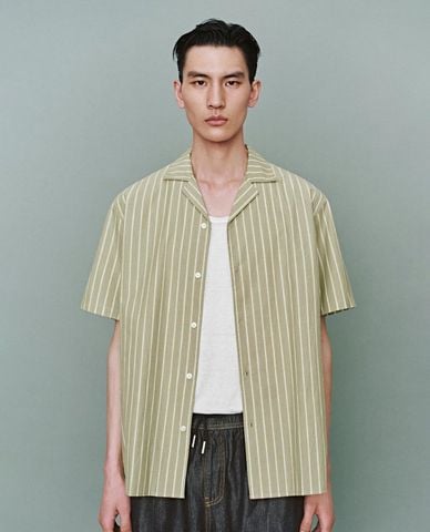  URBAN REVIVO - Áo sơ mi nam cổ bẻ tay ngắn kẻ sọc 