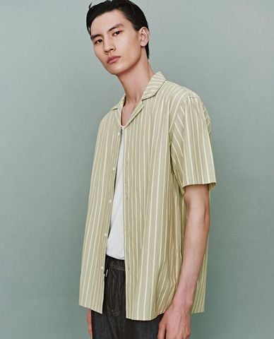  URBAN REVIVO - Áo sơ mi nam cổ bẻ tay ngắn kẻ sọc 