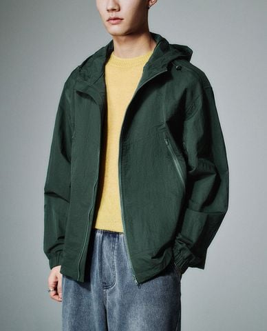  URBAN REVIVO - Áo khoác nam phối mũ hiện đại 