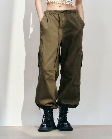  URBAN REVIVO - Quần nữ ống rộng lưng thun cá tính 