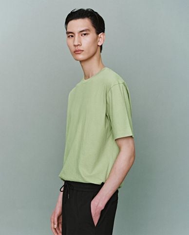  URBAN REVIVO - Áo thun nam cổ tròn tay ngắn hiện đại 