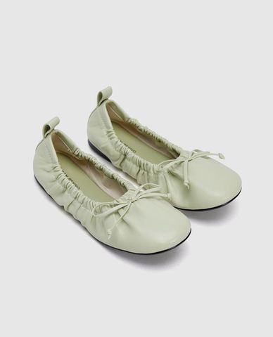  URBAN REVIVO - Giày búp bê nữ đế bệt phối nơ 