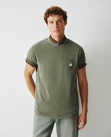  URBAN REVIVO - Áo thun nam cổ tròn tay ngắn phối hoạ tiết 