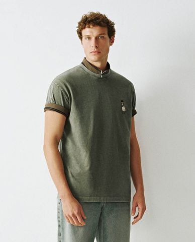  URBAN REVIVO - Áo thun nam cổ tròn tay ngắn phối hoạ tiết 