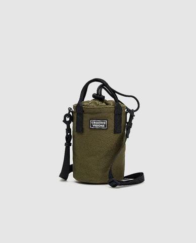  URBAN REVIVO - Túi đeo chéo nam dáng trụ Drawstring 