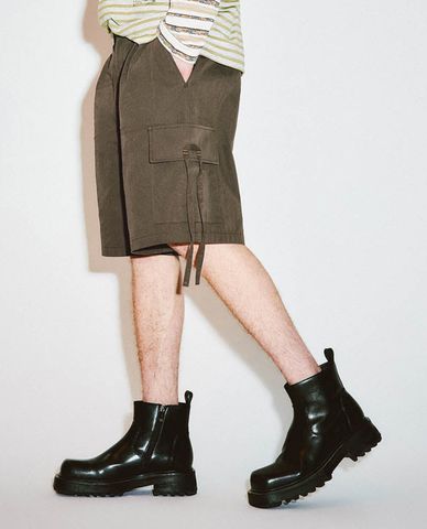  URBAN REVIVO - Quần short nam ống rộng Leisure 