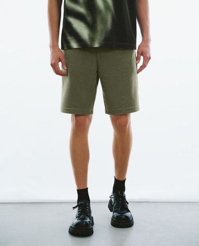  URBAN REVIVO - Quần short nam ngang gối lưng thun Draw String 