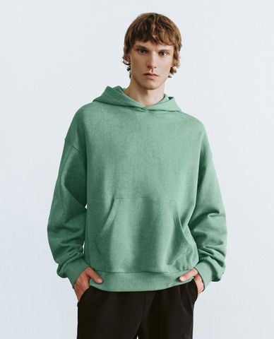  URBAN REVIVO - Áo hoodie nam tay dài phối mũ Straight 
