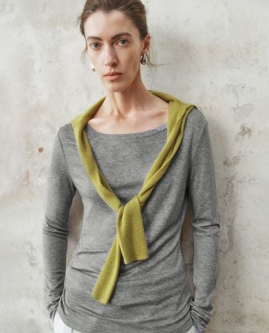  URBAN REVIVO - Áo thun nữ cổ thuyền tay dài 