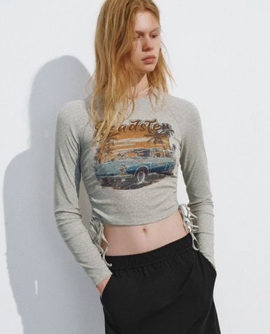  URBAN REVIVO - Áo croptop cổ tròn tay dài Printed 