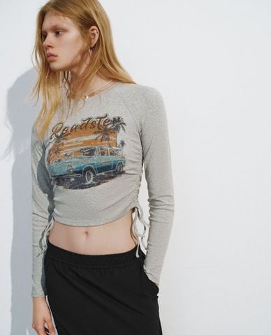  URBAN REVIVO - Áo croptop cổ tròn tay dài Printed 