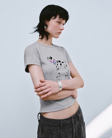  URBAN REVIVO - Áo thun nữ cổ tròn tay ngắn trẻ trung 