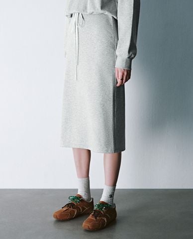  URBAN REVIVO - Chân váy phom suông midi lưng thun Straight 