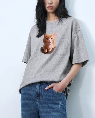  URBAN REVIVO - Áo thun nữ cổ tròn tay ngắn in họa tiết 