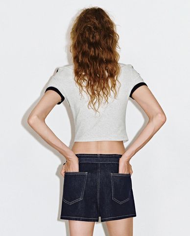  URBAN REVIVO - Áo croptop nữ cổ tròn tay ngắn 