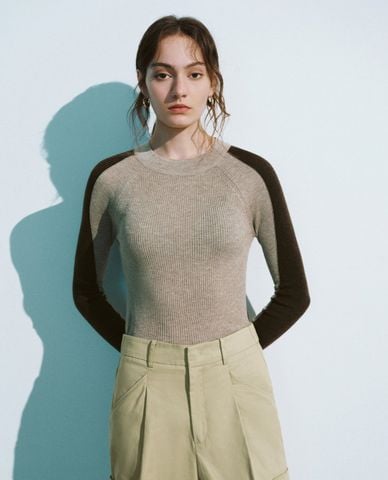  URBAN REVIVO - Áo dệt kim nữ tay dài phom ôm tôn dáng 