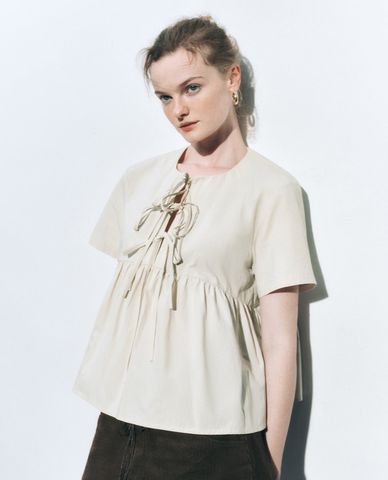  URBAN REVIVO - Áo kiểu nữ cổ tròn tay ngắn dáng xoè Lace Up 