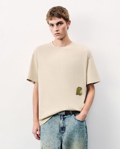  URBAN REVIVO - Áo thun nam cổ tròn tay ngắn in hình 