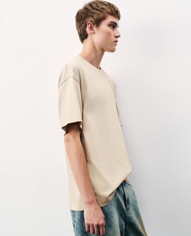  URBAN REVIVO - Áo thun nam cổ tròn tay ngắn in hình 