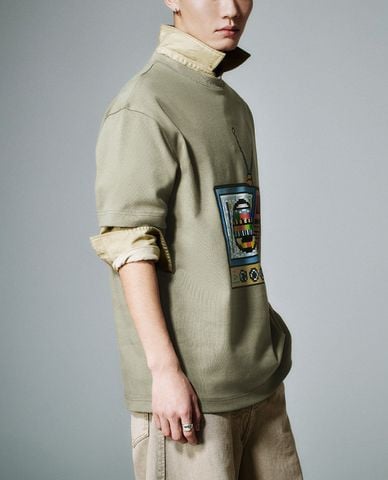  URBAN REVIVO - Áo thun nam cổ tròn tay ngắn in họa tiết 