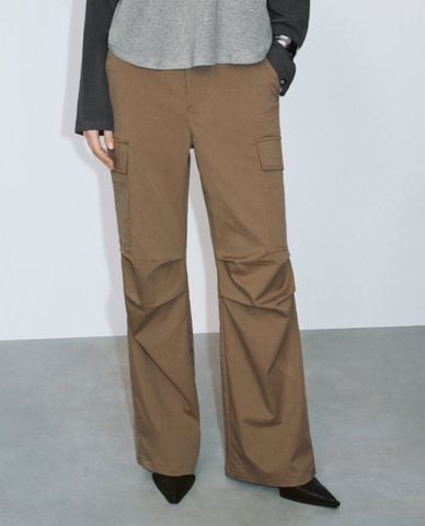  URBAN REVIVO - Quần nữ ống rộng phối túi hiện đại 