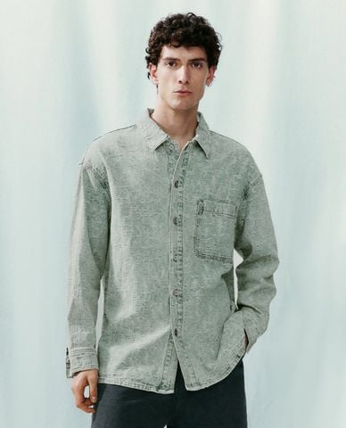  URBAN REVIVO - Áo sơ mi denim nam cổ bẻ tay dài phối túi vuông 