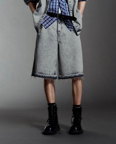  URBAN REVIVO - Quần short jeans nam ngang gối hiện đại 