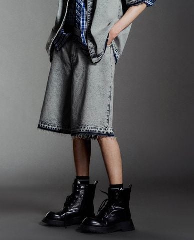  URBAN REVIVO - Quần short jeans nam ngang gối hiện đại 