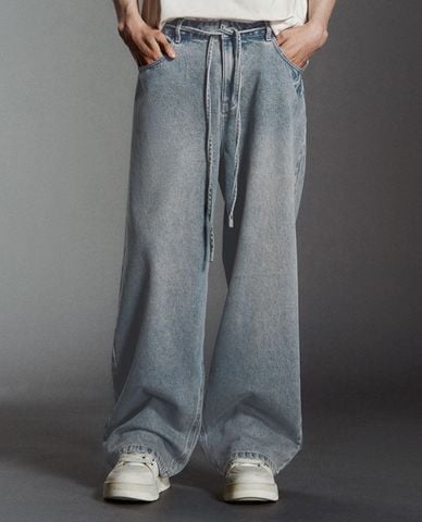  URBAN REVIVO - Quần jeans nam ống rộng phối dây rút 