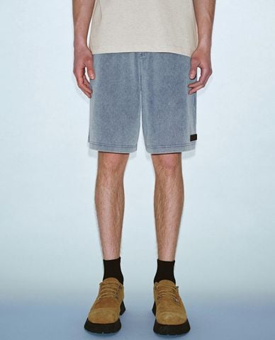  URBAN REVIVO - Quần short jeans nam ngang gối lưng thun 