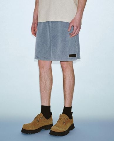  URBAN REVIVO - Quần short jeans nam ngang gối lưng thun 