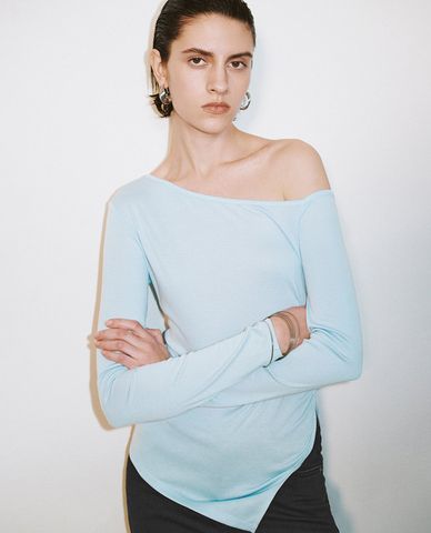  URBAN REVIVO - Áo kiểu nữ trễ vai tay dài 