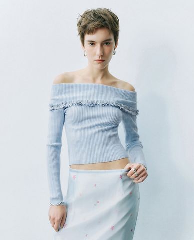  URBAN REVIVO - Áo trễ vai tay dài phối bèo nhún nữ tính 