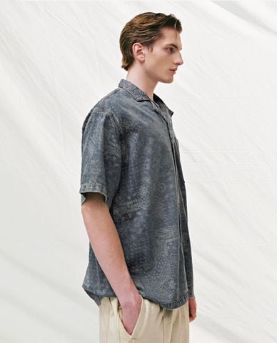  URBAN REVIVO - Áo sơ mi denim nam cổ bẻ tay ngắn 