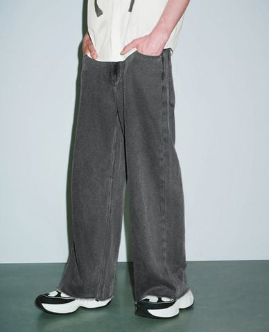  URBAN REVIVO - Quần jeans nam ống rộng Raw Hem 